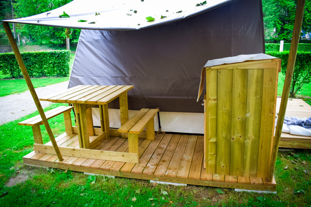 Camping des Ribières Tente randonneur outdoor seating area and kitchen