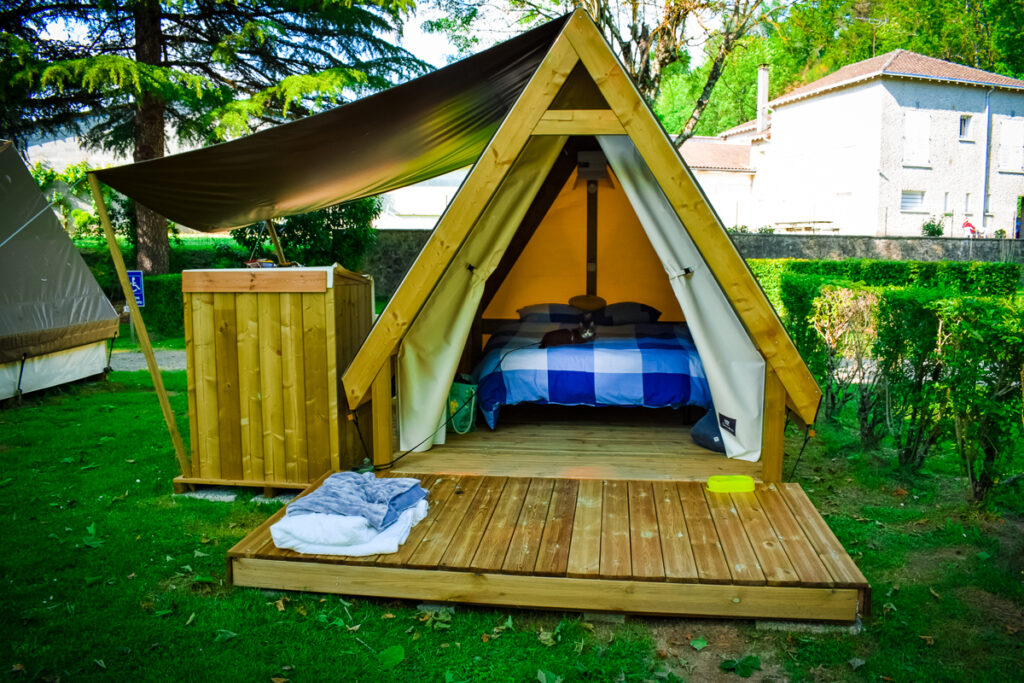 Outside of a tente reandonneur at Camping des Ribières