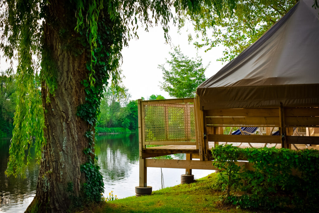 accommodation on the riverfront at camping des ribieres