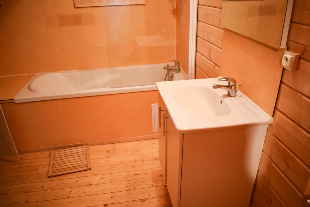 the bathtub in the 4 bed wooden lodge at la croix du vieux pont was a great additional feature