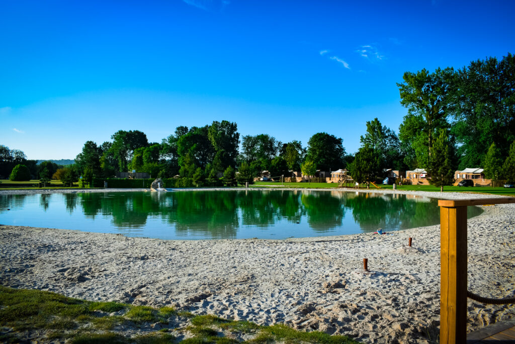 The sandy beach lake at La Croix du vieux pont berny riviere france (22)