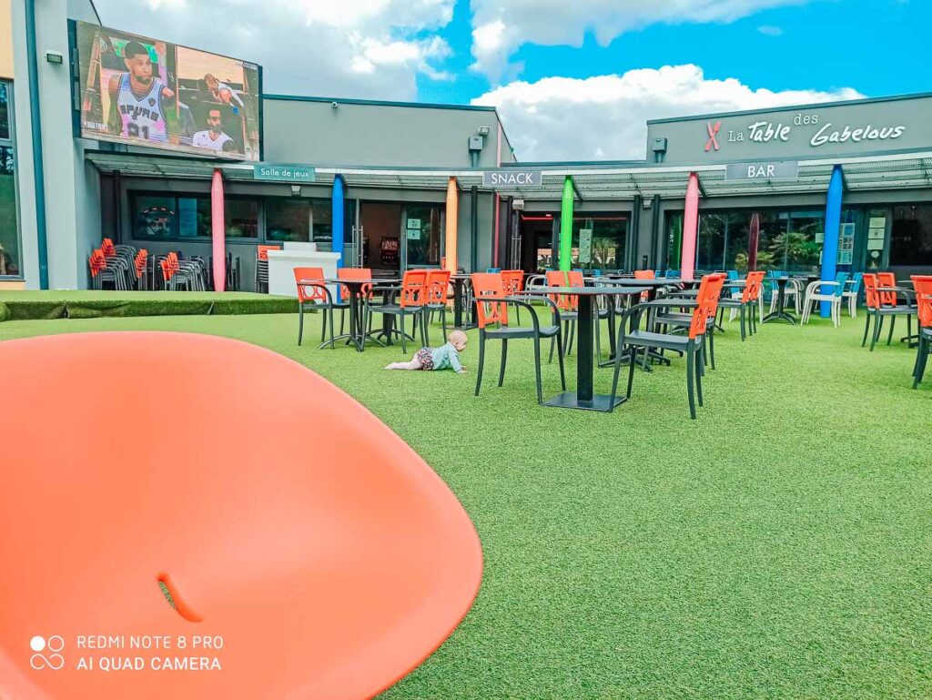 outdoor bar area seating at Camping de l'ocean Brem Sur Mer