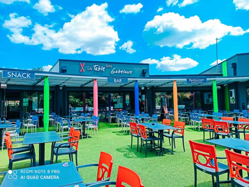 the restaurant outdoor seating area at Camping de l'ocean Brem Sur Mer