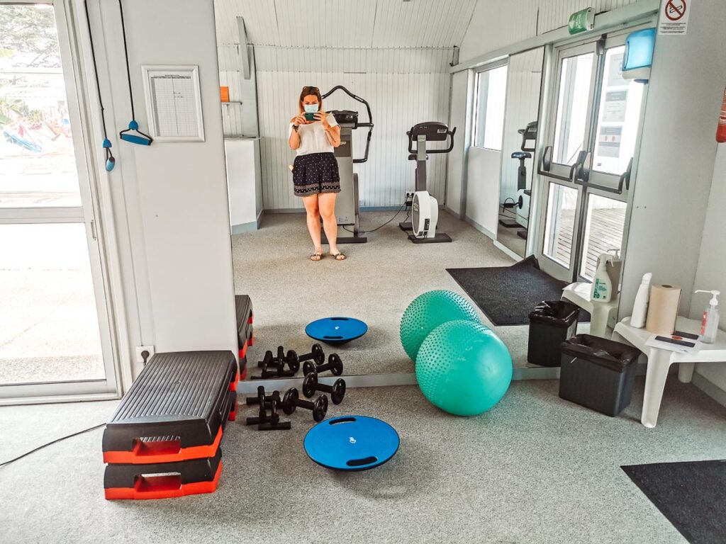 Breanne taking mirror selfie in the indoor gym At Des Menhirs Campsite in Carnac (42)