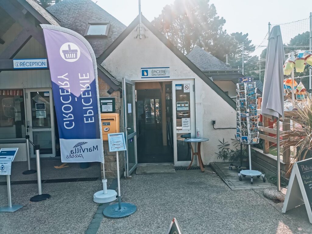 campsite shop At Des Menhirs Campsite in Carnac (44)