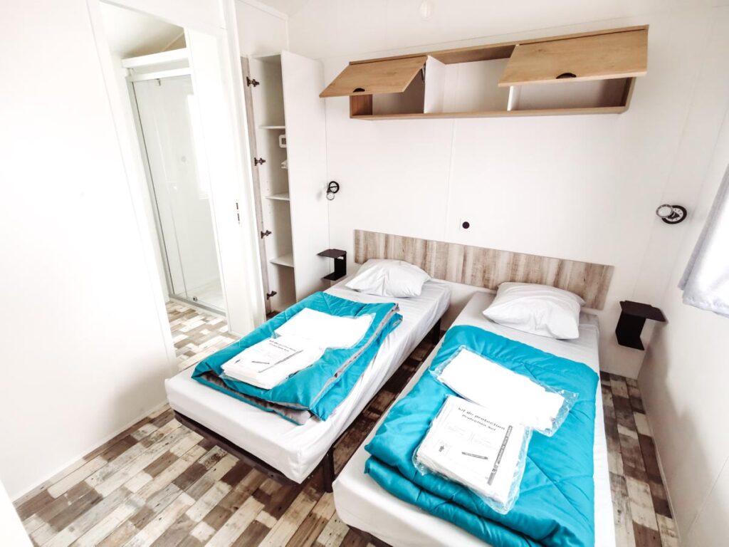 Twin bedroom in our Gamme duo premium plus at camping L'ocean-01