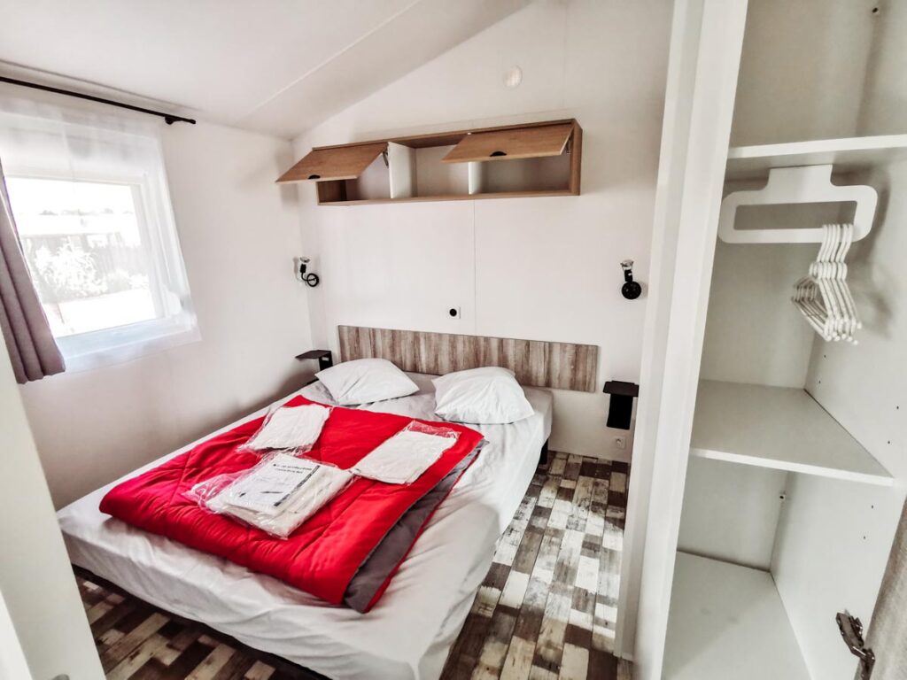 Double bedroom with Gamme duo premium plus at camping L'ocean-02