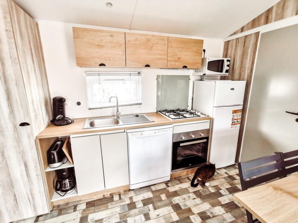 Our mobile home kitchen in our Gamme duo premium plus at camping L'ocean-08