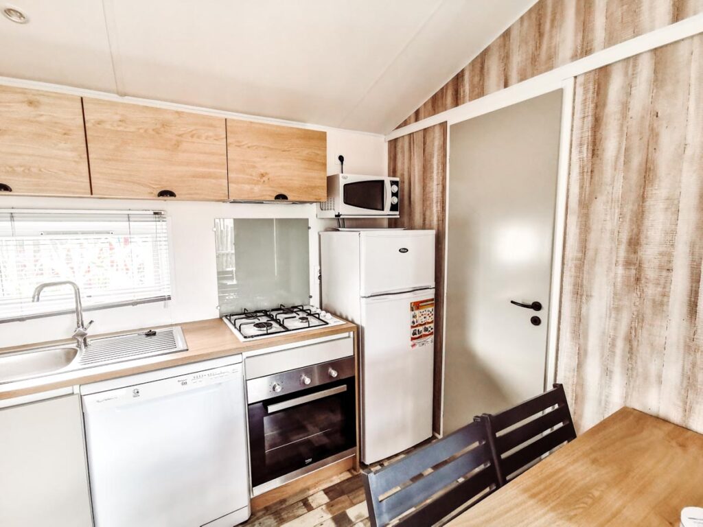 Kitchen features Gamme duo premium plus at camping L'ocean-11