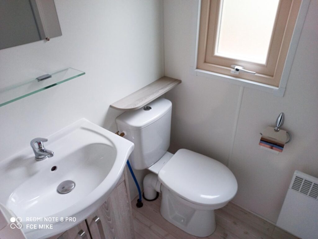 en suite bathroom in our premium cottage at camping natureo in hossegor-04