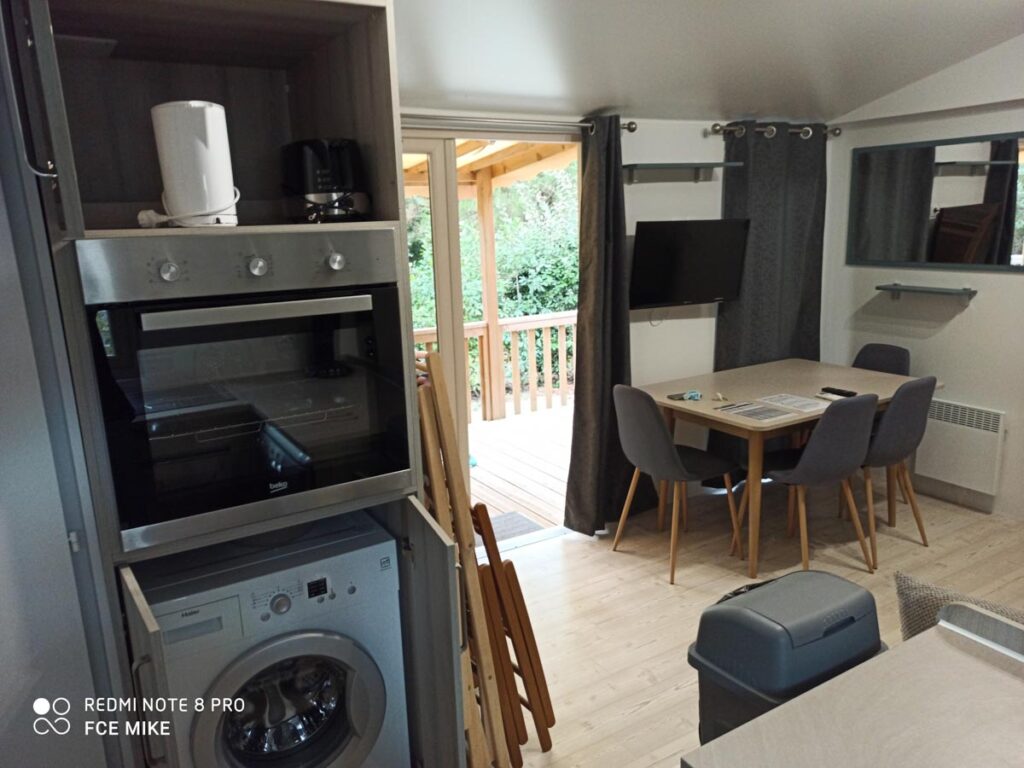 Washing machine and oven in our premium cottage at camping natureo in hossegor-21