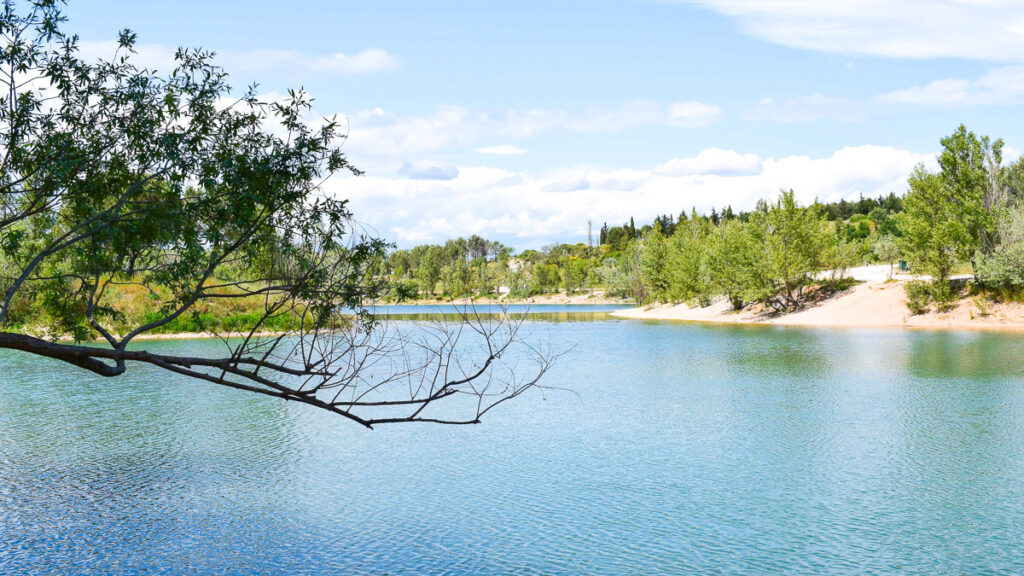 photo of the blue lac du cres in le cres montpellier