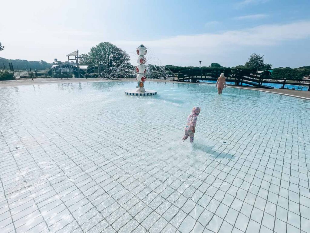 Outdoor-swimming-pool-at-hoburne-bashley-park-campsite