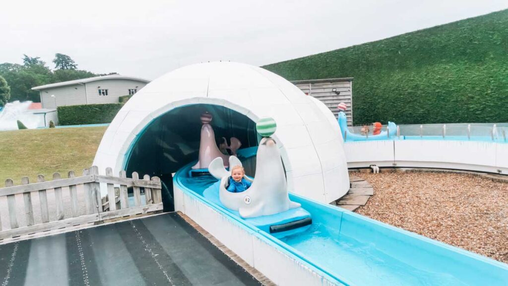 toddler sat on the eskimo water ride at Paultons-park-and-peppa-pig-world