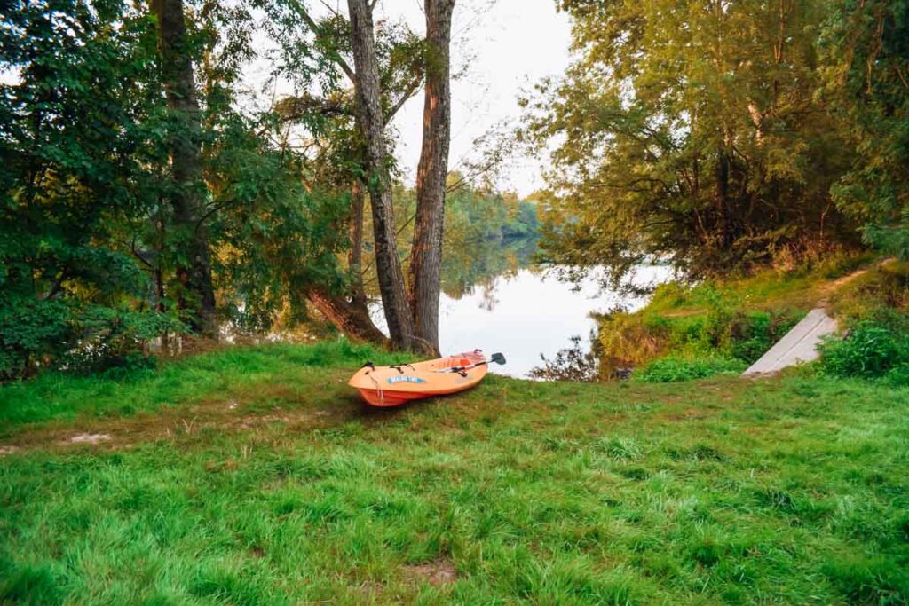 entrance to the river with a canoe at camping la roche posay