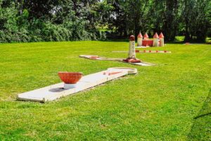 mini-golf-at-domaine-de-la-breche