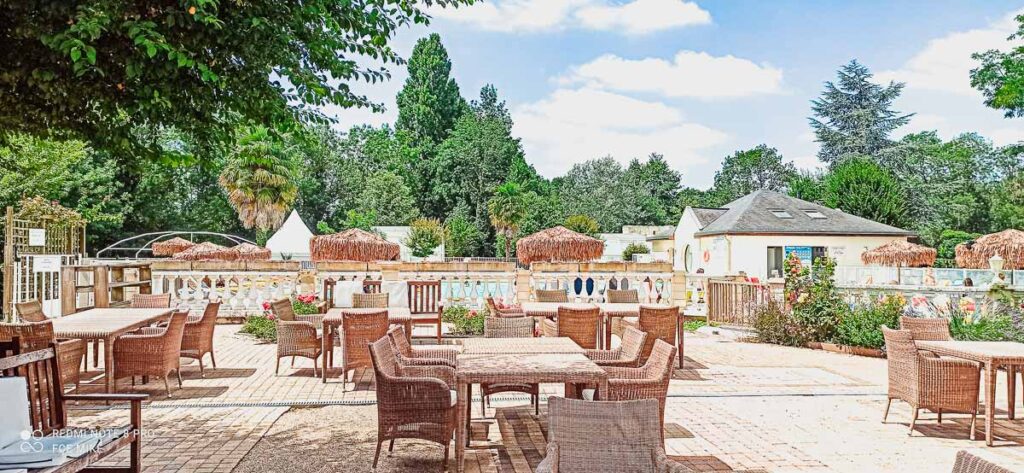 outdoor-seating-at-domaine-de-la-breche