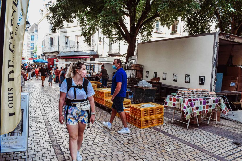 walking-through-the-market-in-the-centre-of-Saumur-city