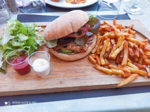 cajun-burger-at-camping-sylvamar-sylvabar-restaurant