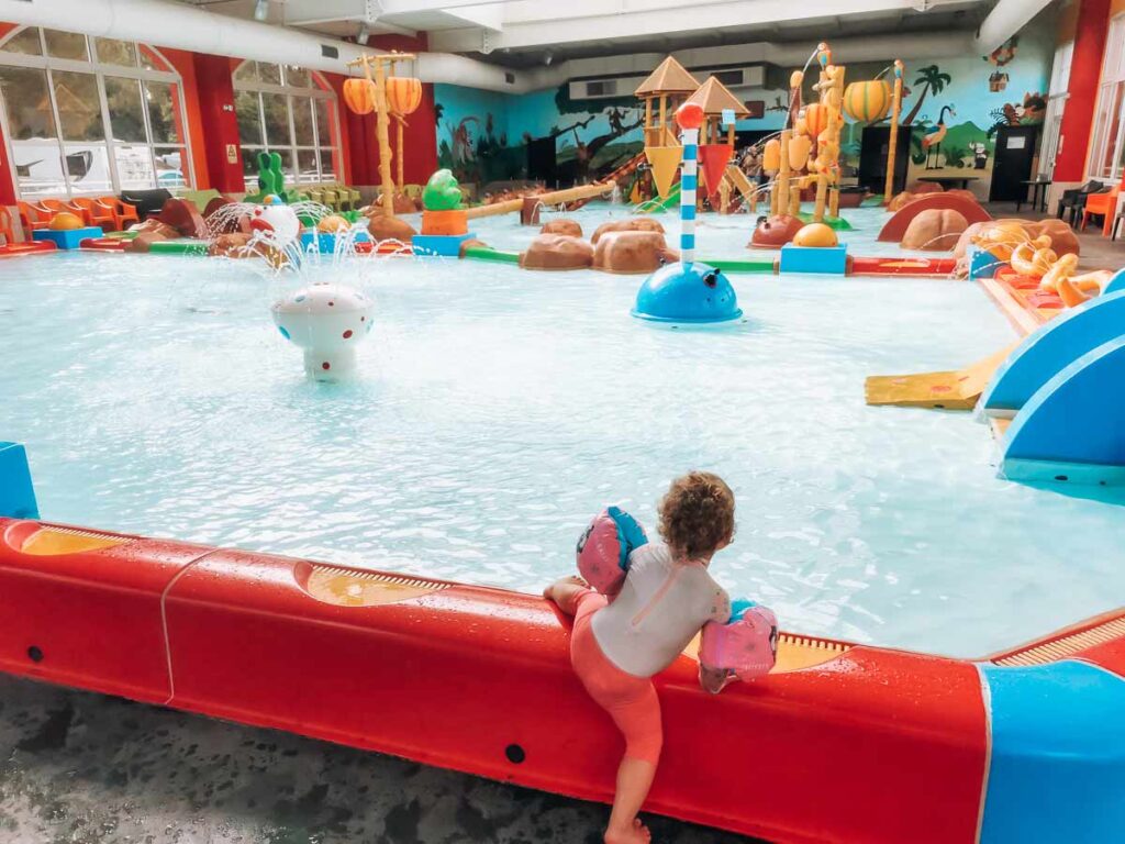 kids-splash-park-in-the-indoor-paddling-pool-at-camping-yelloh-village-sylvamar