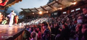 mini-disco-crowd-at-the-ampitheatre-of-camping-sylvamar