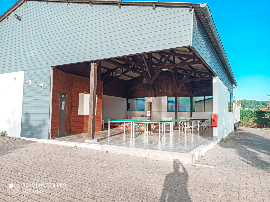 table tennis tables under the shelter at camping la vallee
