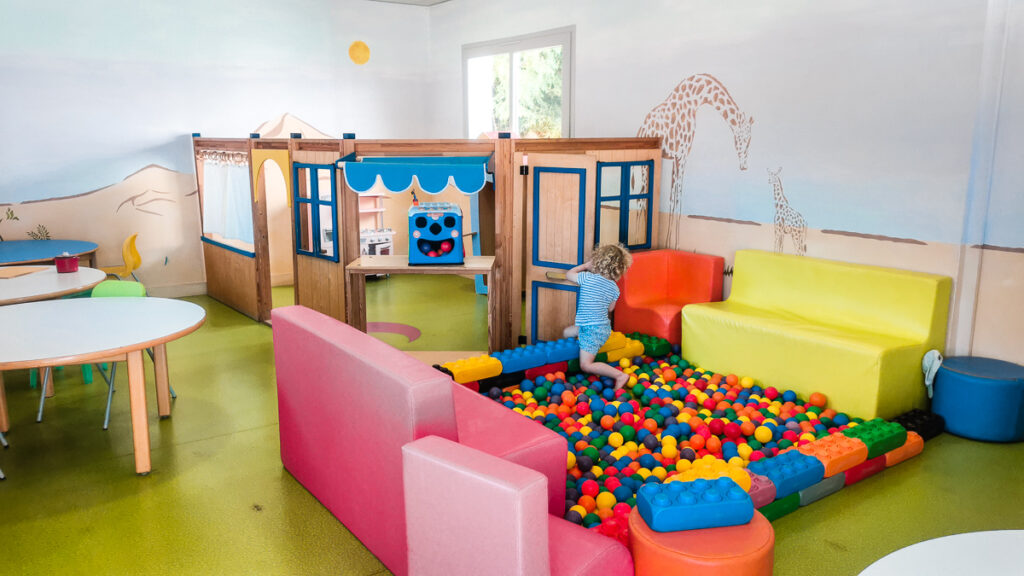 childrens soft play room with soft chairs, ball pit and play house at camping sandaya les alicourts