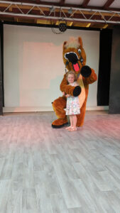 5 year old with animation horse mascot at le ruisseau campsite