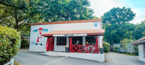 kids club building at le ruisseau campsite