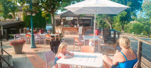 seating area of the snack bar at Le Lac des 3 Vallées