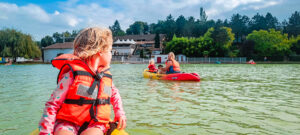 sailing in kayaks on the activity lake at Le Lac des 3 Vallées