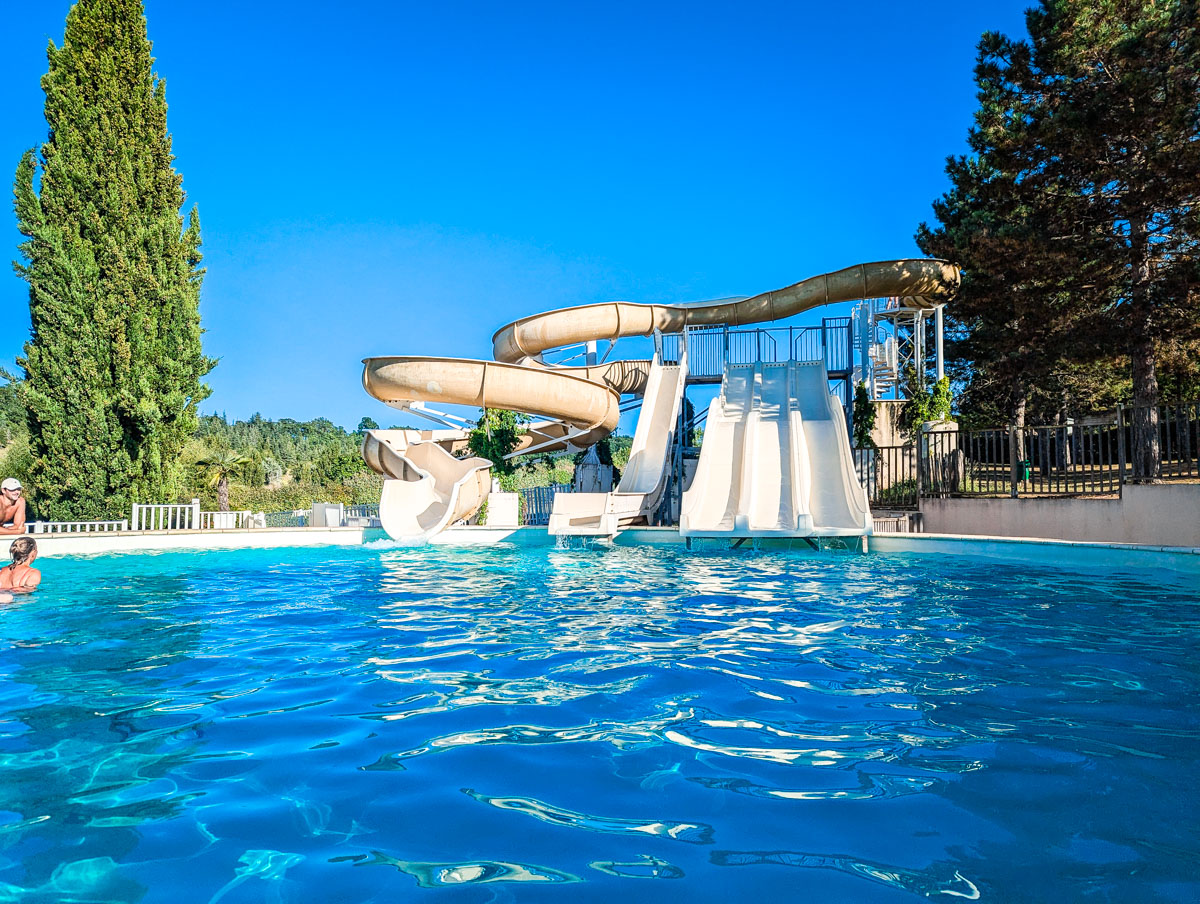 slides at the swimming pool of Le Lac des 3 Vallées