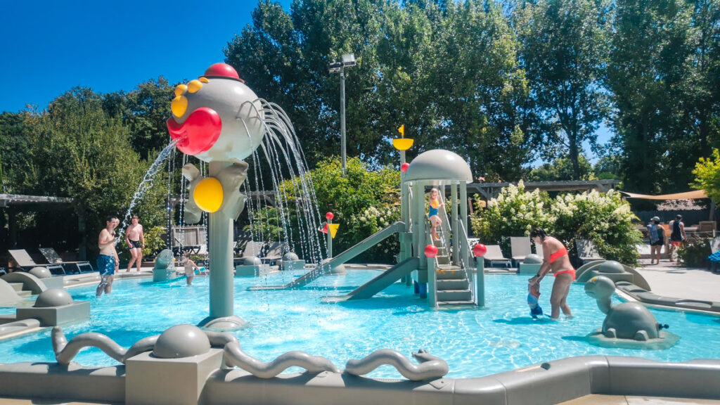 toddler splash pool at le col vert