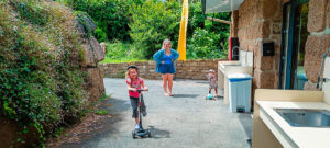 outside the shower block at le ranolien campsite