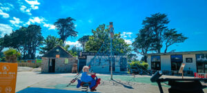 climbing frame in the centre of the campsite le ranolien