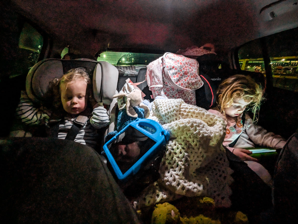 children crowded in the back of a car on their way to a eurocamp holiday