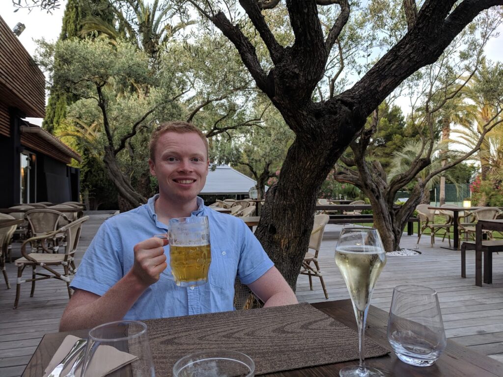 sandaya etoile d'argens mike drinking a beer at the campsite restaurant