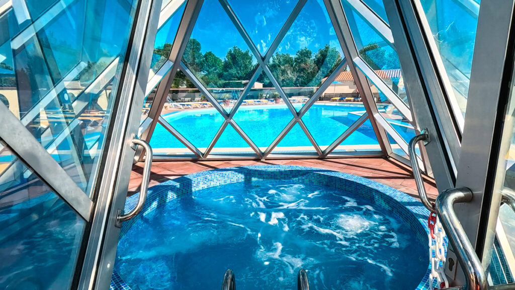Jacuzzi in glass pyramid at Camping Bel pool