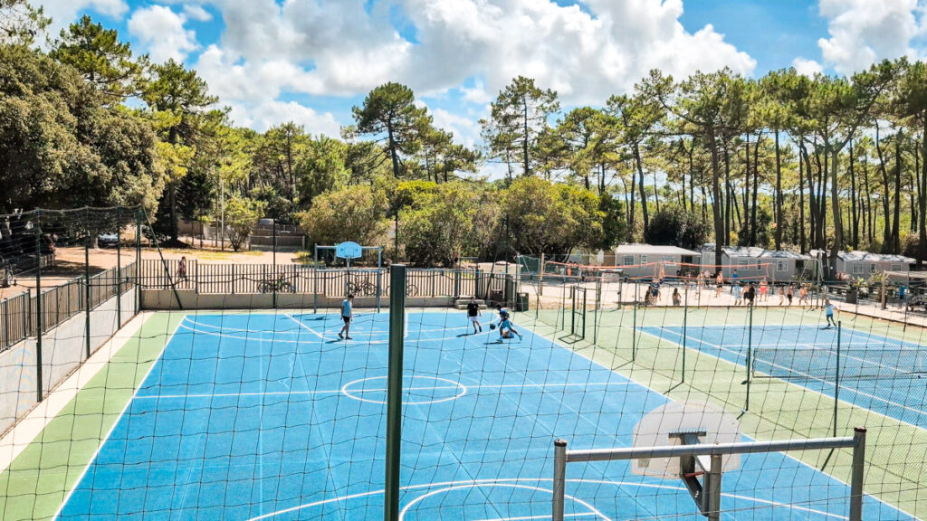 camping-cote-d-argent-a-basketball-court-with-a-net-and-a-basketball-court