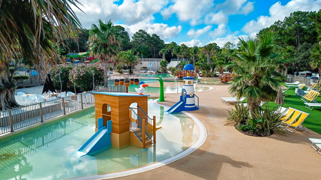 The toddler pool with mini slides and water play for toddlers and young children at camping cote d'argent in hourtin plage