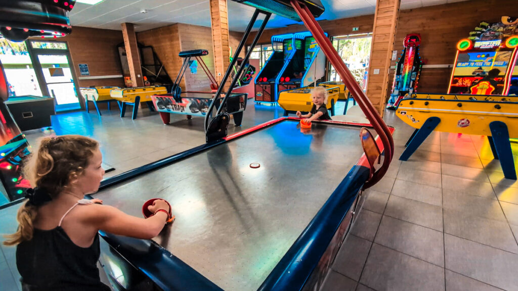 2 children playing in the arcade at camping cote d'argent
