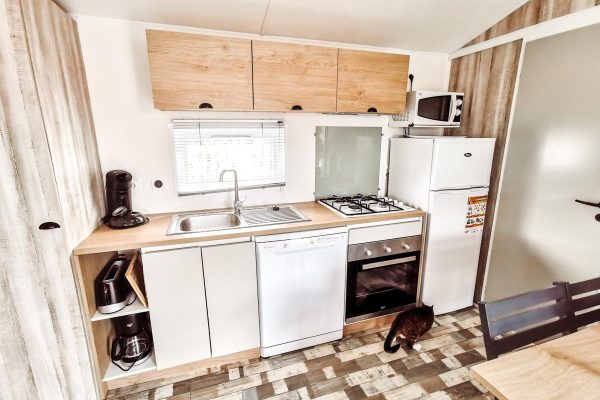 Our mobile home kitchen in our Gamme duo premium plus at camping L’ocean-08 Our mobile home kitchen in our Gamme duo premium plus at camping L'ocean-08